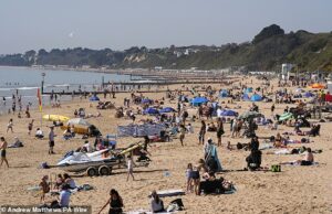 Um em cada cinco britânicos abandonará as férias se o Partido Trabalhista impor um ‘imposto de férias’ – aumentando as viagens familiares em mais de £ 100 Uma proposta de imposto turístico de £ 2 por noite para hotéis maiores em Bournemouth foi agendada para julho de 2024, mas está atualmente suspensa enquanto se aguarda um recurso