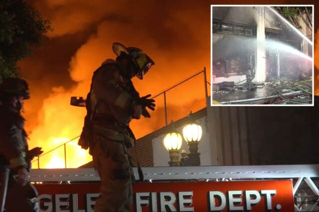 Um enorme inferno irrompe no centro de Los Angeles enquanto 100 bombeiros correm para o local

