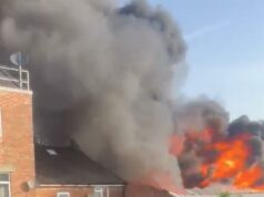 Um grande incêndio irrompe em um grande supermercado judeu em Golders Green enquanto 100 bombeiros combatem as chamas Cerca de 100 bombeiros e dez motores foram chamados para o incêndio, sendo a causa do incêndio ainda desconhecida