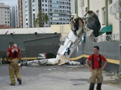 Um pequeno avião bate em um prédio no Brasil, matando três Um pequeno avião bate em um prédio no Brasil, matando três