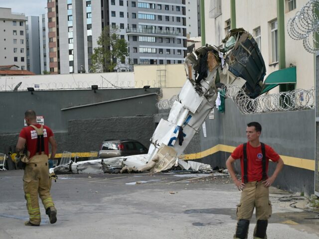 Um pequeno avião bate em um prédio no Brasil, matando três
