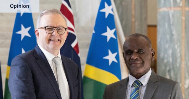 O primeiro-ministro Anthony Albanese e o primeiro-ministro das Ilhas Salomão, Jeremiah Manele, em Canberra em 2024. 