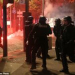 Polícia tenta dispersar torcedores do PSG que deixaram fogos de artifício em comemoração em Paris