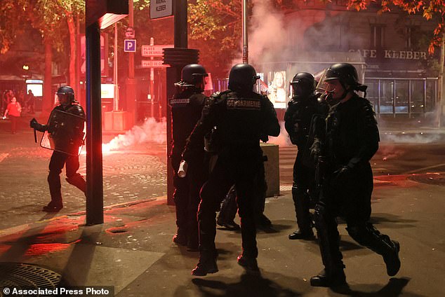 Polícia tenta dispersar torcedores do PSG que deixaram fogos de artifício em comemoração em Paris