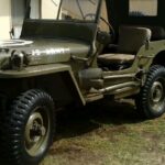 Um trator antigo e um Jeep fazem parte do quebra-cabeça da restauração de Graham