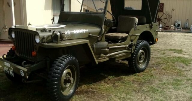 Um trator antigo e um Jeep fazem parte do quebra-cabeça da restauração de Graham
