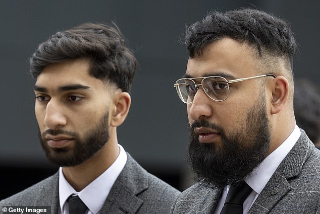 Mohammed Fahir Amaaz (L) e Muhammad Amaad (R) chegam para julgamento no Tribunal da Coroa de Liverpool em 28 de julho de 2025