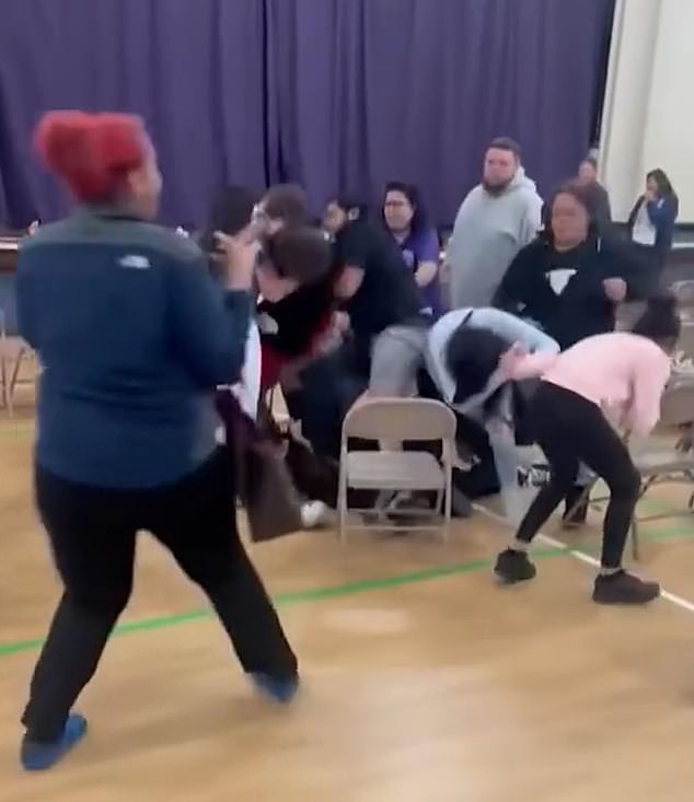 Os pais começaram a brigar durante uma cerimônia de formatura do jardim de infância na Escola Rainha dos Apóstolos, quando uma mulher foi acusada de bloquear a opinião de outros pais.