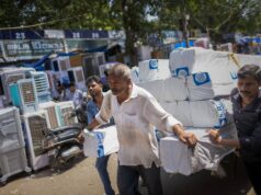 ‘Uma calamidade’: Por que uma onda de calor recorde está varrendo o Sul da Ásia? epa12936244 Um trabalhador indiano descansa em um andaime enquanto um táxi passa perto de um mercado durante uma tarde quente em Calcutá, Índia, 6 de maio de 2026. O Departamento Meteorológico da Índia (IMD) previu que as temperaturas atingirão até 38 graus Celsius à medida que uma onda de calor persiste em Bengala Ocidental. EPA/PIYAL ADHIKARY