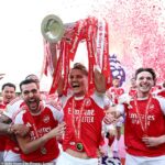Uma coroação no Palácio! O Arsenal levanta o troféu da Premier League depois de encerrar uma espera de 22 anos para ser o Rei da Inglaterra do futebol - e agora o próximo da Europa...