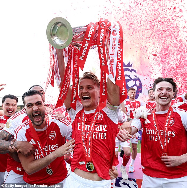 Uma coroação no Palácio! O Arsenal levanta o troféu da Uma coroação no Palácio! O Arsenal levanta o troféu da Premier League depois de encerrar uma espera de 22 anos para ser o Rei da Inglaterra do futebol - e agora o próximo da Europa...