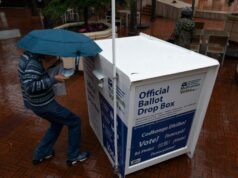 Uma corrida acirrada para governador: o que saber sobre as eleições primárias do Oregon A governadora do Oregon, Tina Kotek, fala durante uma entrevista coletiva depois que agentes federais dos EUA atiraram em duas pessoas em Portland, Oregon, EUA, 8 de janeiro de 2026. REUTERS/John Rudoff