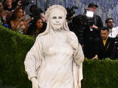 Uma estrela de primeira linha confunde os fãs do Met Gala com roupas bizarras de estátua viva… mas você consegue adivinhar quem? O Met Gala é conhecido por suas exibições inovadoras na maior noite da moda, mas um participante levou o conceito a um nível totalmente novo