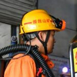 Veículos médicos e veículos de resgate de emergência se reúnem no local do acidente na mina de carvão de Liushenyu.