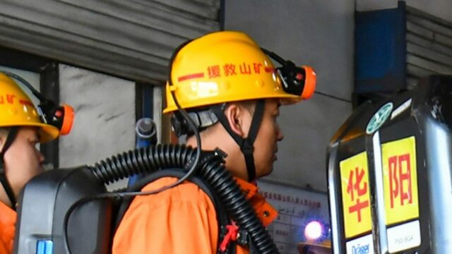 Uma explosão mortal de uma mina na China matou 82 Veículos médicos e veículos de resgate de emergência se reúnem no local do acidente na mina de carvão de Liushenyu.