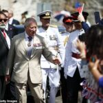 O Rei Charles chega para uma recepção cerimonial na King's Square em St George's, Bermudas, hoje