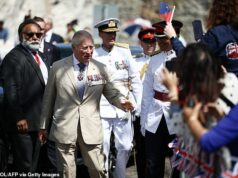Uma recepção real! King é recebido por grandes multidões nas Bermudas em sua primeira visita ao território ultramarino britânico como monarca – poucas horas após concluir a visita de estado aos EUA O Rei Charles chega para uma recepção cerimonial na King's Square em St George's, Bermudas, hoje