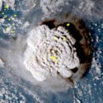 Uma imagem de satélite da erupção, que enviou uma nuvem de cinzas, vapor e gás por quase 64 quilômetros na estratosfera. - Agência de Meteorologia do Japão via AP