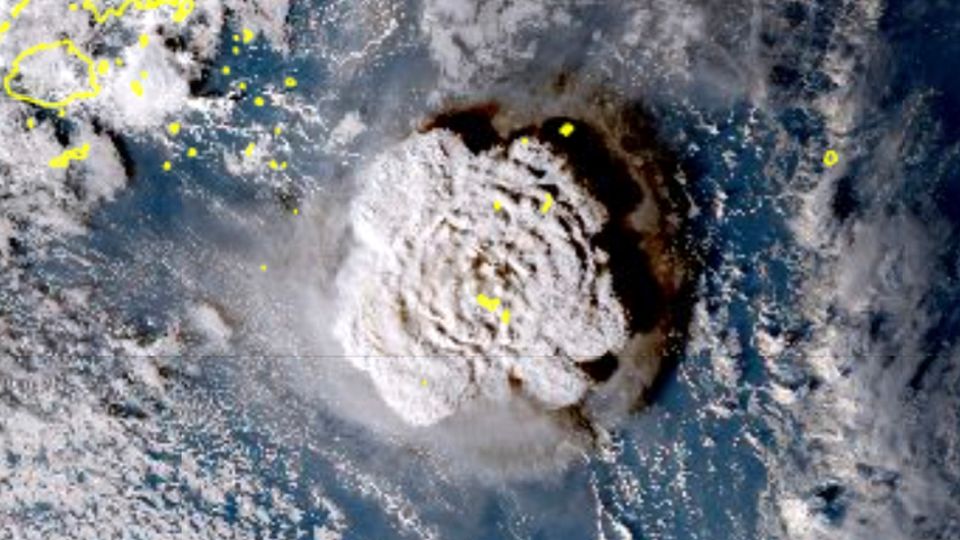 Uma imagem de satélite da erupção, que enviou uma nuvem de cinzas, vapor e gás por quase 64 quilômetros na estratosfera. - Agência de Meteorologia do Japão via AP