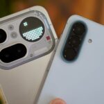 Uma pessoa segurando o Samsung Galaxy A57 e o Google Pixel 10a
