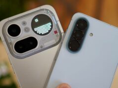 Usei o Galaxy A57 e o Nothing Phone 4a Pro, e este vale seus $ 500 Uma pessoa segurando o Samsung Galaxy A57 e o Google Pixel 10a