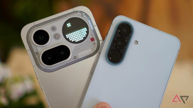 Usei o Galaxy A57 e o Nothing Phone 4a Pro, Uma pessoa segurando o Samsung Galaxy A57 e o Google Pixel 10a
