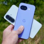 Google Pixel 10a encostado em uma árvore verde