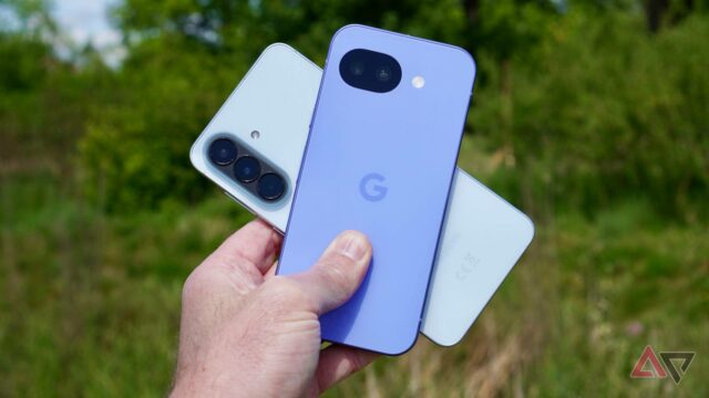 Google Pixel 10a encostado em uma árvore verde
