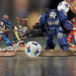 Duas forças do Warhammer 40.000 colidem contra um fundo estilizado.