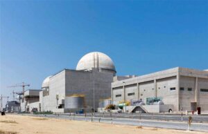 Usina nuclear atingida por ataque de drones ardentes ‘operando normalmente’ – Emirados Árabes Unidos This undated photograph released by the United Arab Emirates' state-run WAM news agency shows the Barakah Nuclear Power Plant under construction in Abu Dhabi's western desert.