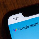 mulher fazendo ioga usando o novo Google Fitbit Air