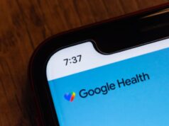 Usuários do Fitbit reclamam da migração forçada para o aplicativo Google Health mulher fazendo ioga usando o novo Google Fitbit Air