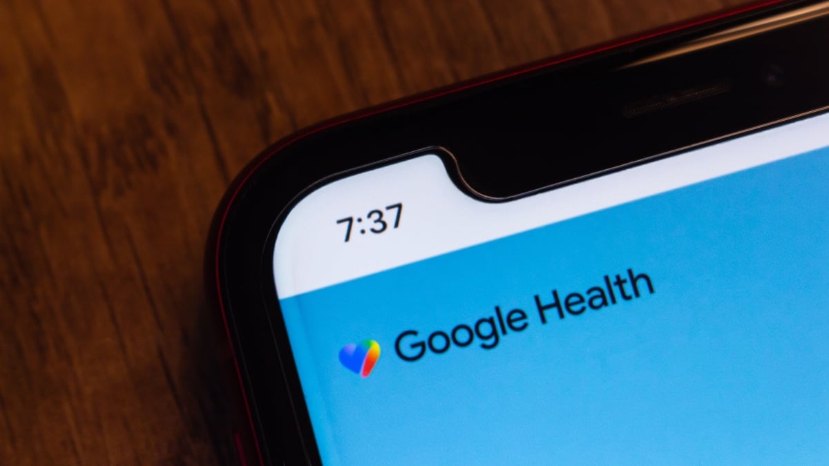 mulher fazendo ioga usando o novo Google Fitbit Air