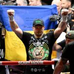 Oleksandr Usyk (L) da Ucrânia luta contra Rico Verhoeven (R) da Holanda durante a luta de boxe 'Glory in Giza' do WBC World Heavyweight Championship nas Pirâmides de Gizé em 23 de maio de 2026. O rei do boxe peso pesado Oleksandr Usyk manteve seus títulos após uma vitória dramática e polêmica sobre o kick-boxer Rico Verhoeven com um segundo à esquerda do 11º round no Egito em 23 de maio. (Foto de Khaled DESOUKI/AFP)