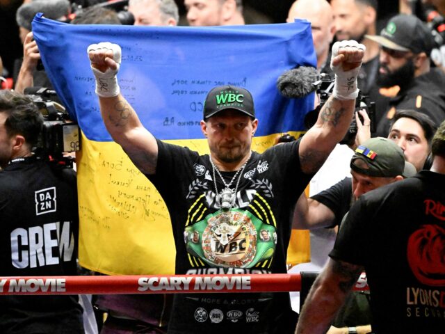 Oleksandr Usyk (L) da Ucrânia luta contra Rico Verhoeven (R) da Holanda durante a luta de boxe 'Glory in Giza' do WBC World Heavyweight Championship nas Pirâmides de Gizé em 23 de maio de 2026. O rei do boxe peso pesado Oleksandr Usyk manteve seus títulos após uma vitória dramática e polêmica sobre o kick-boxer Rico Verhoeven com um segundo à esquerda do 11º round no Egito em 23 de maio. (Foto de Khaled DESOUKI/AFP)