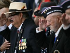 VA fazendo grandes mudanças para impulsionar os serviços aos veteranos – aqui está o que está planejado Veterans salute in the amphitheatre at the Tomb of the Unknown Soldier at the start of a ceremony in Arlington National Cemetery in Arlington, Virginia, on Memorial Day, May 26, 2025. (Photo by Brendan SMIALOWSKI / AFP) (Photo by BRENDAN SMIALOWSKI/AFP via Getty Images)