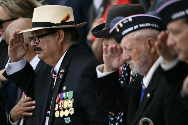 VA fazendo grandes mudanças para impulsionar os serviços aos veteranos Veterans salute in the amphitheatre at the Tomb of the Unknown Soldier at the start of a ceremony in Arlington National Cemetery in Arlington, Virginia, on Memorial Day, May 26, 2025. (Photo by Brendan SMIALOWSKI / AFP) (Photo by BRENDAN SMIALOWSKI/AFP via Getty Images)