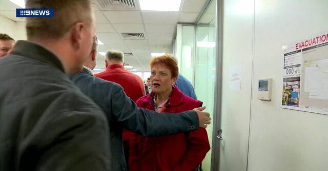 'Vamos... querida': jornalistas expulsos do evento One Nation
