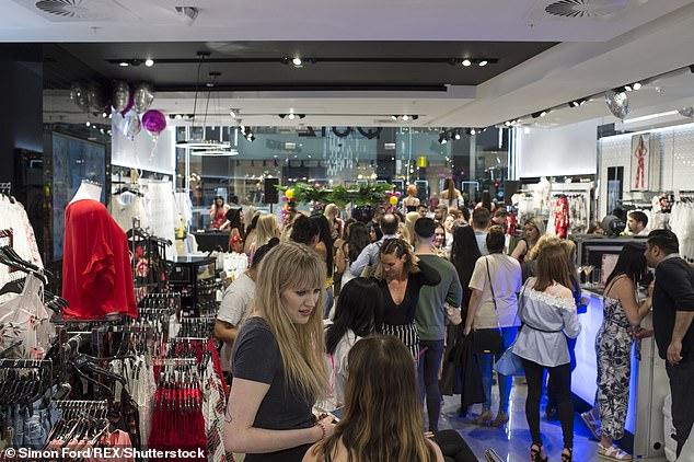 Varejista de moda Quiz fechará TODAS as suas lojas até O popular outlet de rua fechará as 37 lojas restantes após um “início difícil” de ano, com mais de 100 empregos em risco
