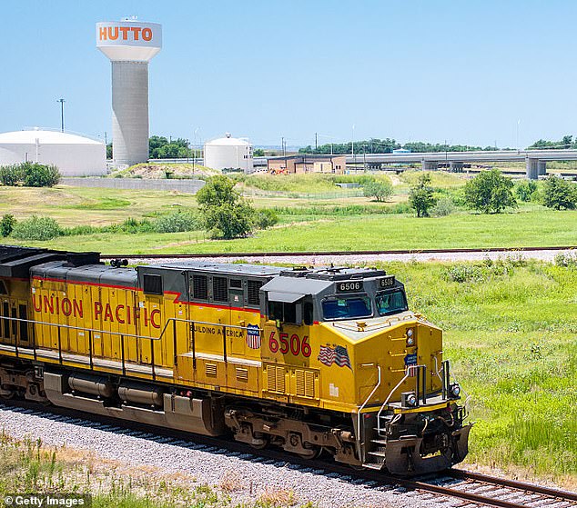 Vários corpos encontrados no vagão Union Pacific no pátio ferroviário A polícia de Laredo está investigando depois que vários corpos foram descobertos dentro de um vagão da Union Pacific no domingo, transformando o que deveria ser uma parada rotineira de carga em uma cena horrível (foto de arquivo)