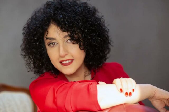 Vencedor iraniano do Prêmio Nobel da Paz, Narges Mohammadi, hospitalizado após crise de saúde na prisão
