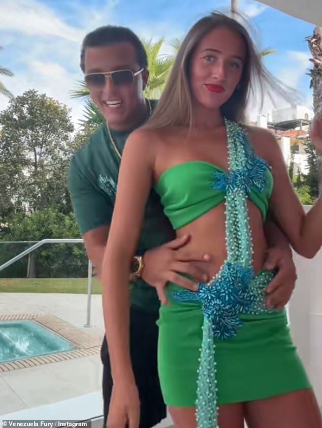 Venezuela Fury e seu marido Noah Price continuaram a ignorar a briga de seus amantes recentes enquanto iam ao TikTok em meio à lua de mel ensolarada em Marbella no domingo