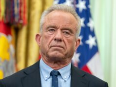 Verificação de fatos: RFK Jr realizou cirurgia cardíaca em um paciente vivo em Ohio? Health and Human Services Secretary Robert F. Kennedy Jr. attends an event on health care affordability in the Oval Office at the White House, Thursday, April 23, 2026, in Washington.