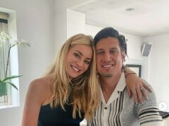Vernon Kay e Tess Daly brindaram ao fim de seu casamento compartilhando uma garrafa de champanhe quando foi revelado que eles ainda moram juntos na mansão de Buckinghamshire Vernon Kay e Tess Daly brindaram ao fim de seu casamento de 25 anos compartilhando uma garrafa de champanhe