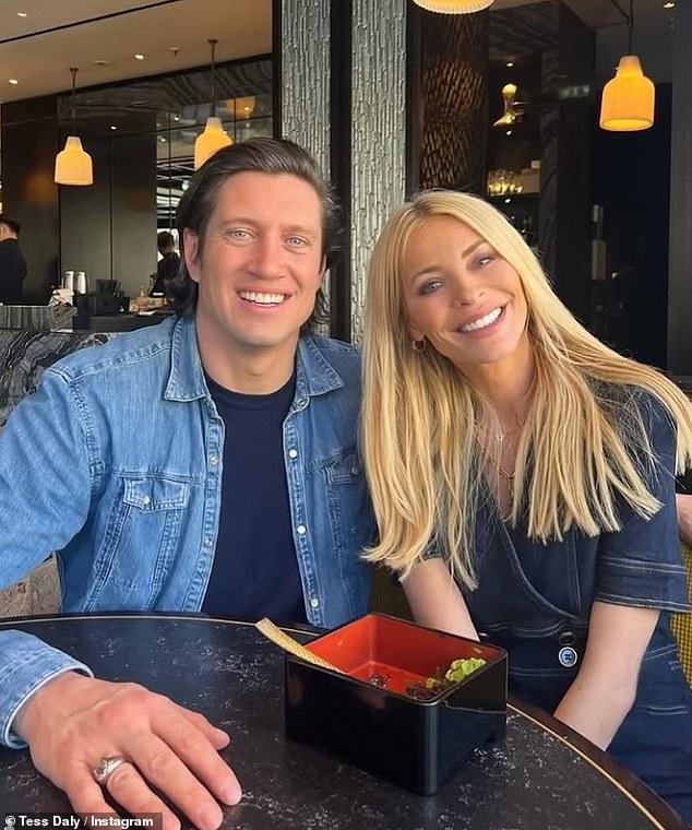 Vernon Kay elogiou a 'independência' da esposa Tess Daly quando Vernon Kay elogiou a 'independência' da esposa Tess Daly quando se conheceram, pois descobriu-se que o outrora sólido casal vivia vidas separadas antes de se separarem