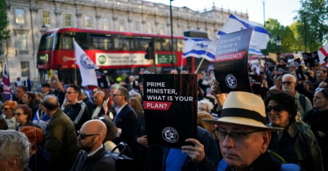 Um homem passa por um veículo de investigação e fiscalização do conselho em Londres, quinta-feira, 30 de abril de 2026, perto do local onde duas pessoas foram recentemente esfaqueadas no bairro Golders Green, que possui uma grande comunidade judaica. (Foto AP/Alastair Grant)