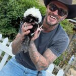 Victoria Beckham estendeu outro ramo de oliveira ao filho Brooklyn no fim de semana, ao dizer ao marido David que seu presente de aniversário estava fora de seus três filhos