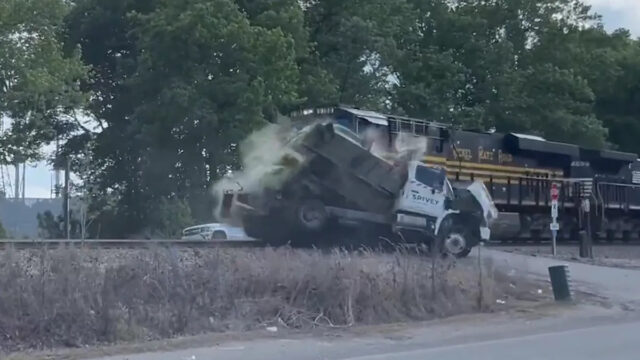 Vídeo mostra acidente de trem 'louco' contra caminhão séptico na Um motorista de caminhão ficou com ferimentos graves depois que seu caminhão séptico foi atropelado por um trem enquanto cruzava os trilhos em Chesapeake, Virgínia.