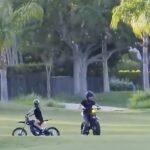 O vídeo feito pela testemunha mostra vários jovens no campo de golfe envolvidos em travessuras criminais, disse a polícia. Pelo menos quatro adolescentes são vistos andando de bicicleta motorizada ao longo do campo de golfe, enquanto vários outros estão dentro de um carrinho de golfe dirigindo no gramado.
