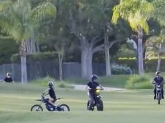 Vídeo mostra adolescentes destruindo campos de golfe em manobras imprudentes, diz a polícia O vídeo feito pela testemunha mostra vários jovens no campo de golfe envolvidos em travessuras criminais, disse a polícia. Pelo menos quatro adolescentes são vistos andando de bicicleta motorizada ao longo do campo de golfe, enquanto vários outros estão dentro de um carrinho de golfe dirigindo no gramado.